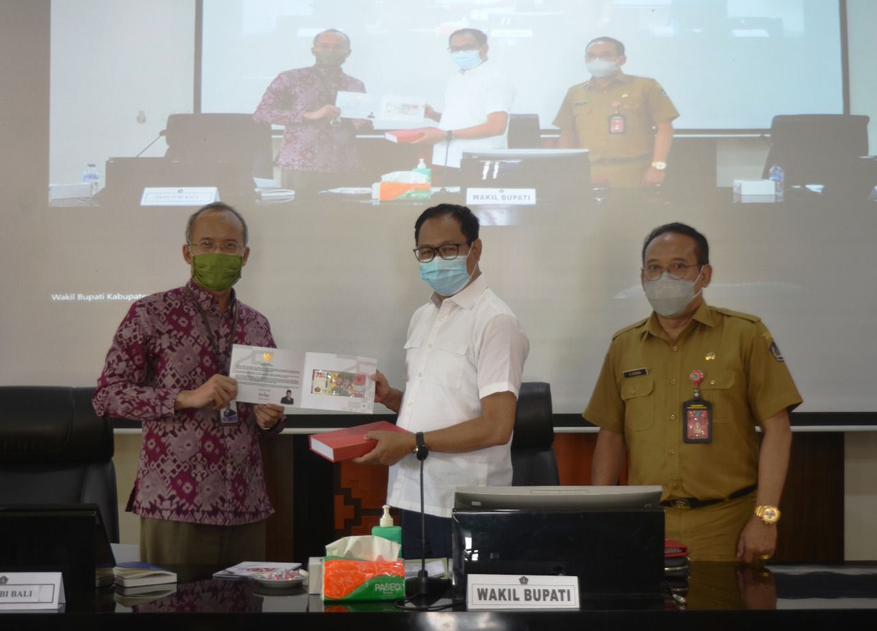 podiumnews.com-Wabup Badung Terima Uang Pecahan 75 Ribu dari BI Perwakilan Bali 